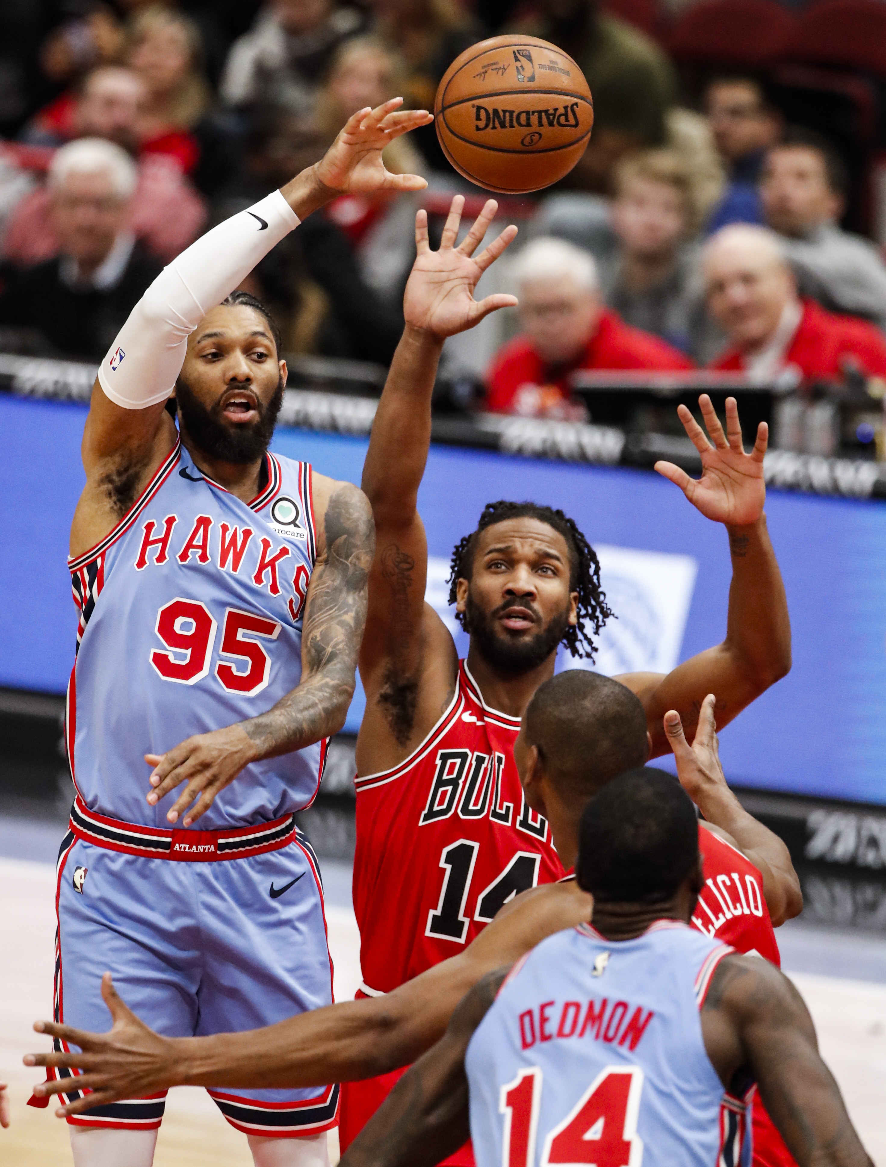 包含今晨埃因霍温扳平良机今夜利物浦调整名单以备CBA常规赛，这操作让人直呼：芝加哥公牛赛后绝杀压哨的词条