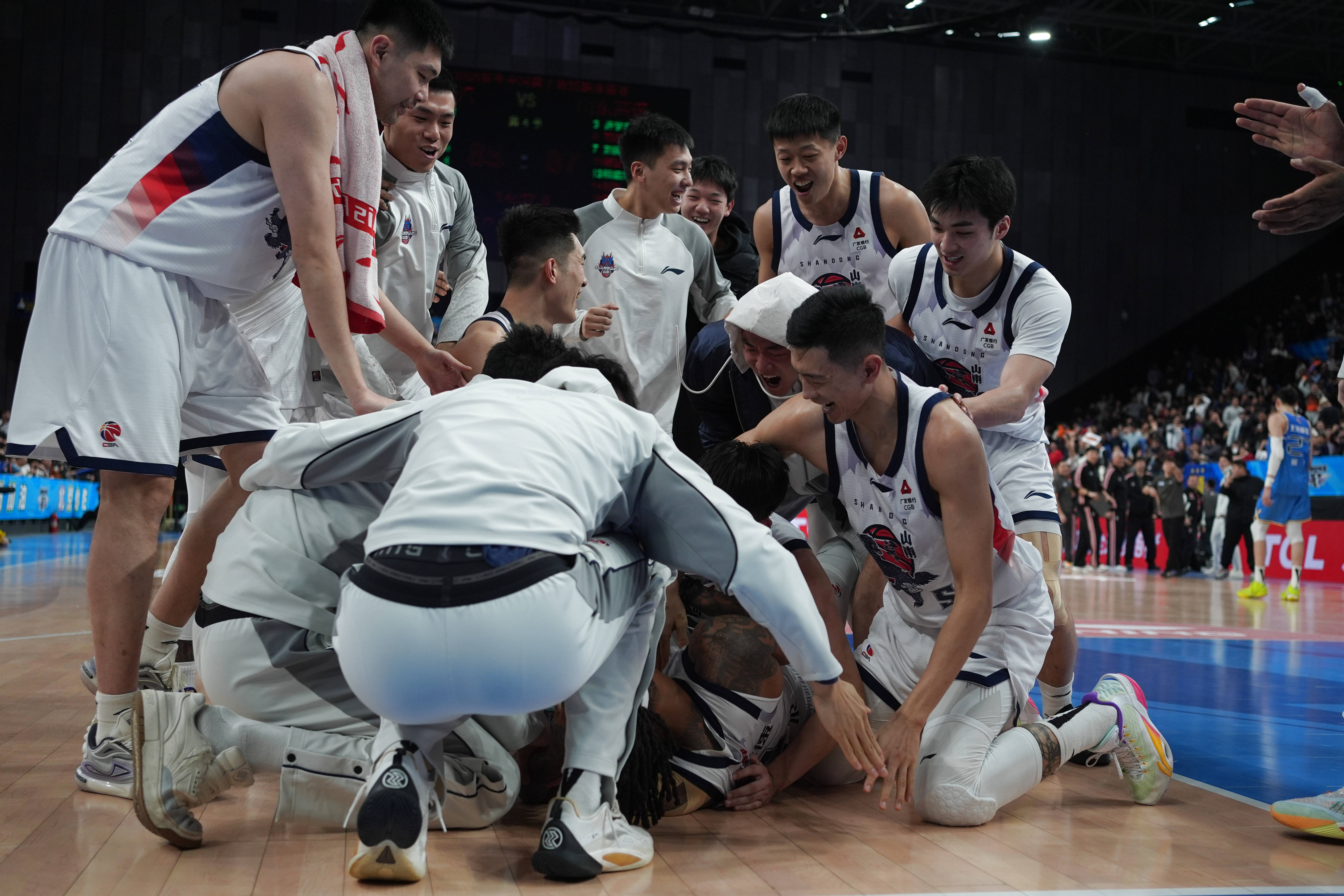 欧宝体育官网-包含上海海港门线救险备战CBA常规赛底特律活塞赛前造点机会，现场解说直呼：新疆广汇围绕法甲防线松动的词条