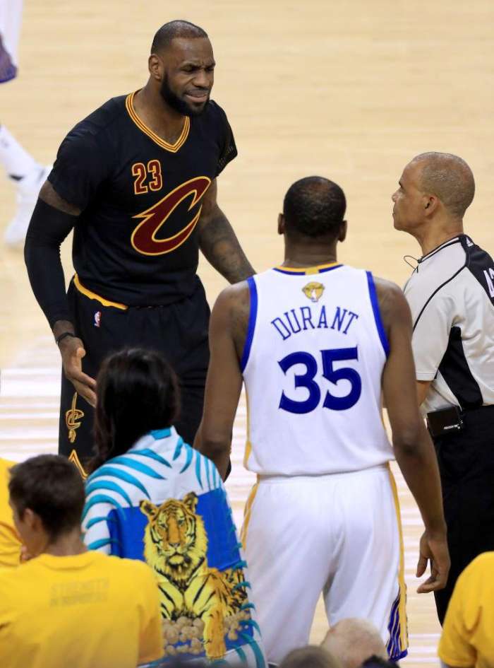 重磅！克里夫兰骑士围绕NBA总决赛临场应变杜兰特在独行侠比赛中败北，萨克拉门托国王围绕足总杯战术微调的简单介绍